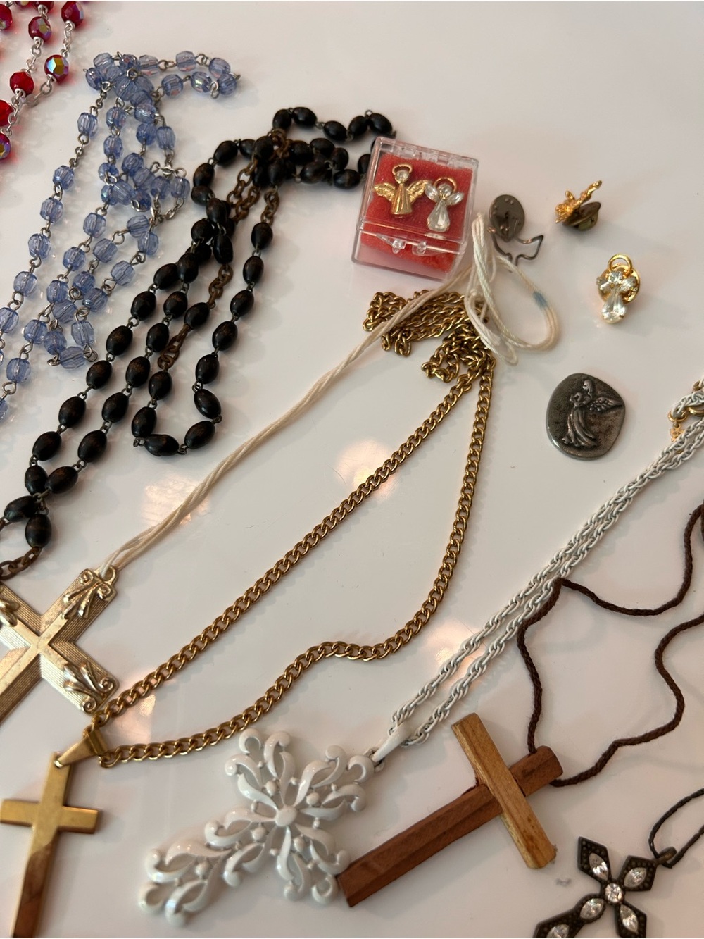 Large lot of religious jewelry rosaries medals cross necklaces - Picture 5 of 8